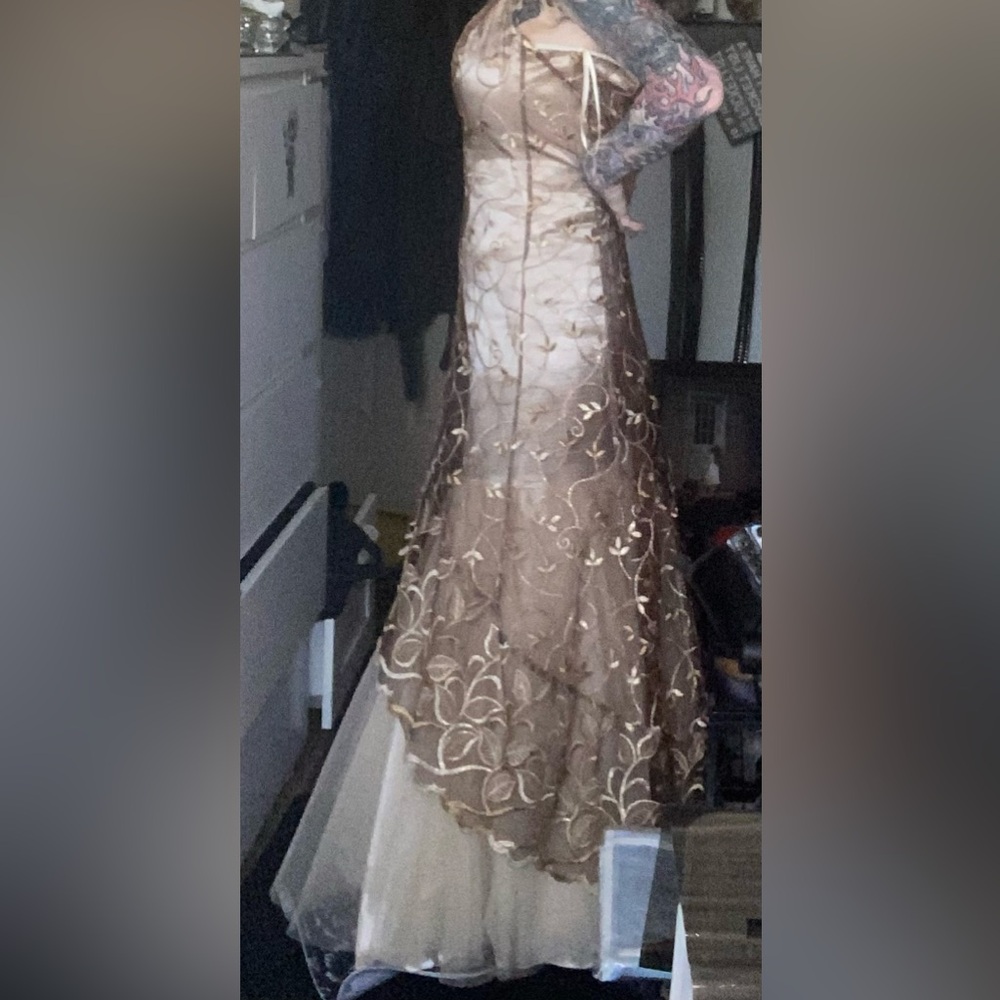 MARIZA Elegant gold lace Embroidered Gown
